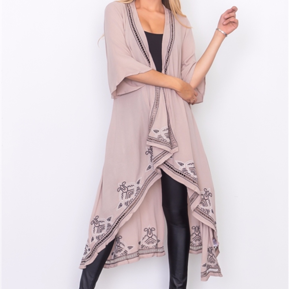 EVERYTHING MUST GO! 💙 Gorgeous Crochet Trim Kimono